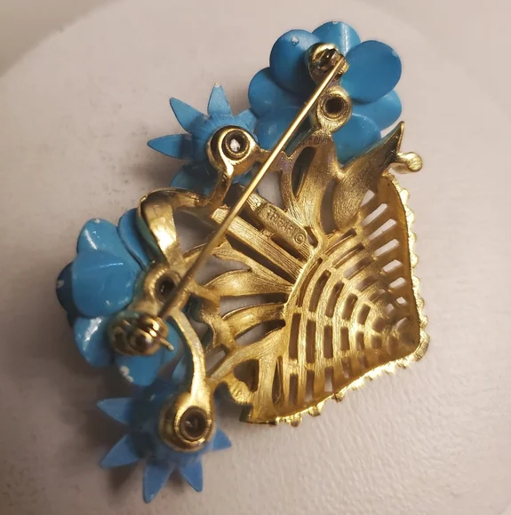 Vintage Trifari Floral Basket Brooch in Blue and Gold - Picture 7 of 8